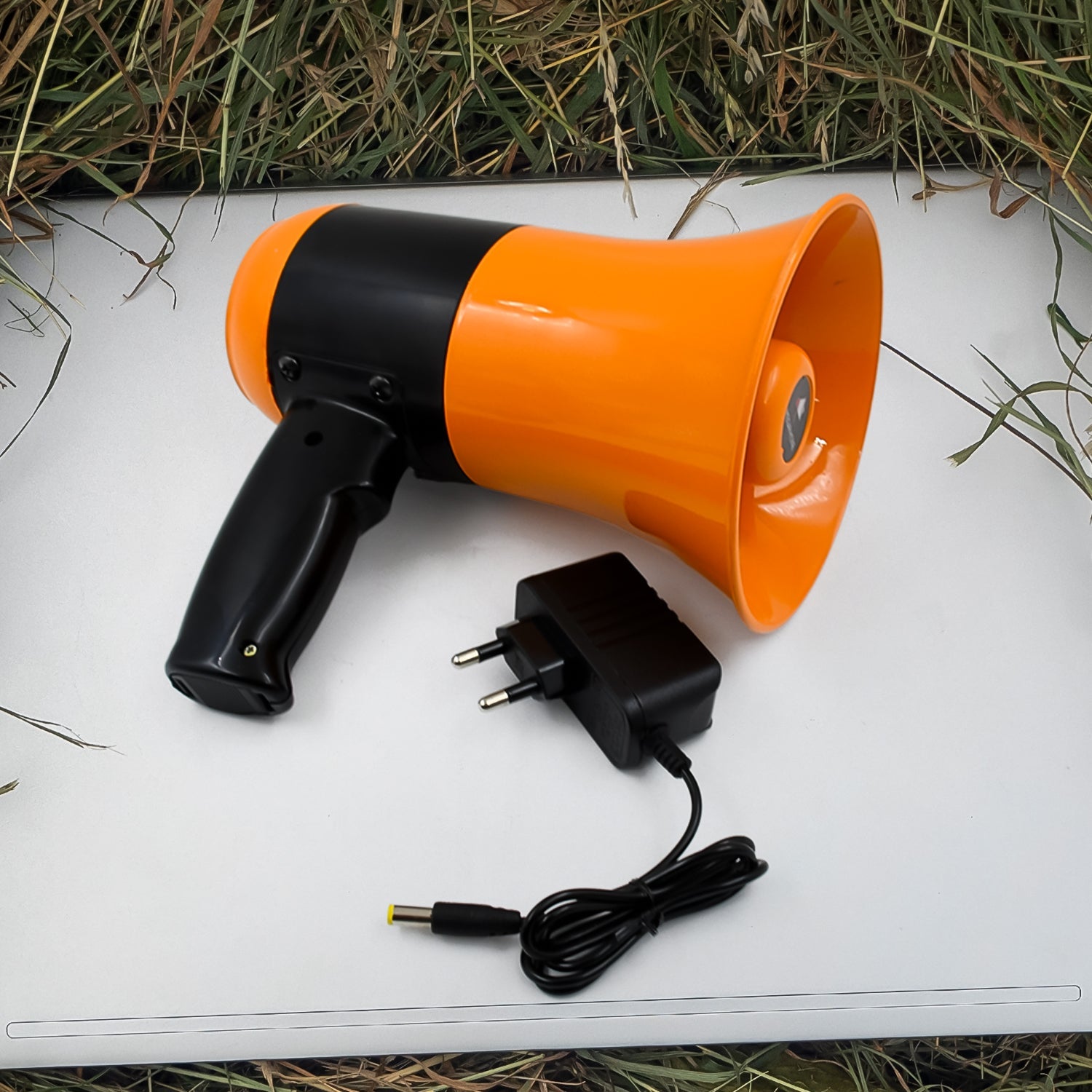 Bluetooth megaphone, handheld, 150 watts Bluetooth megaphone, handheld, 150 watts
